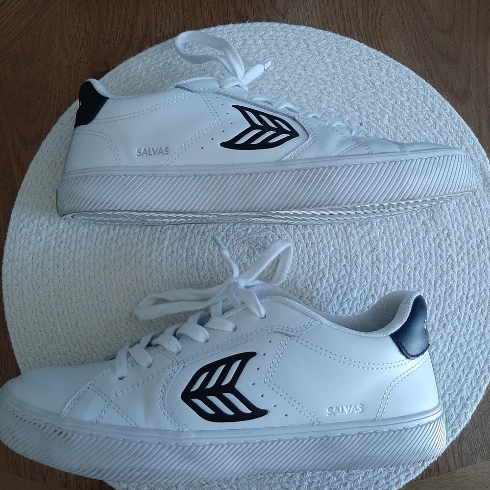Cariuma Leather Salvas Size 9
